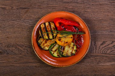 Izgara sebze tabağı karışımı.