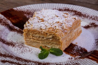 Nane yaprakları hizmet lezzetli Napoleon kek