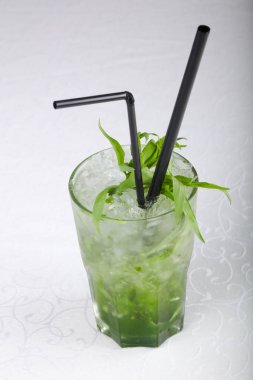 Soğuk tarhun beyaz masaya kokteyl
