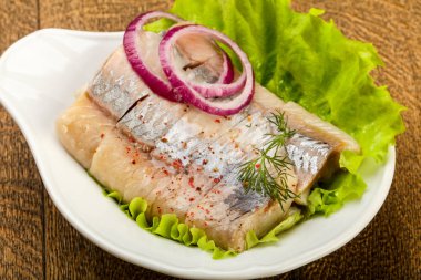 Ringa balığı filetosu dereotu ve soğan dilimlenmiş