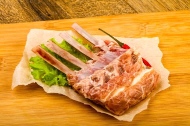 Ham kuzu kaburga ile biber yemek pişirmek için hazır