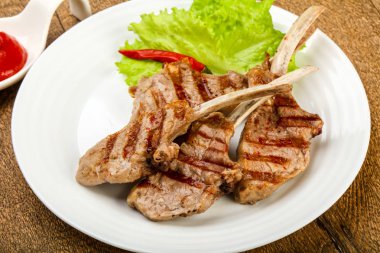 Salata yaprakları servis domates soslu kuzu ızgara