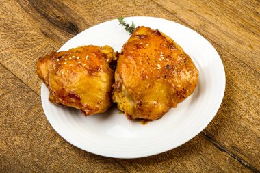 Kavrulmuş tavuk uyluk baharat ve soya sosu ile
