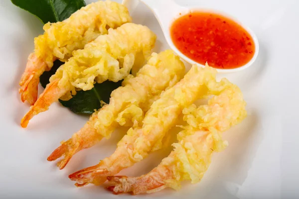 Tempura Crevettes Tigrées Avec Sauce Verte Sur Fond Bois — Photo