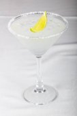 Cocktaile Margareta na bílém stole