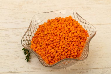 Kase ahşap arka plan üzerinde turuncu mercimek