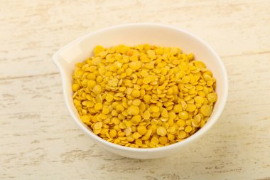 Sarı mercimek ahşap arka plan üzerinde yemek pişirmek için hazır