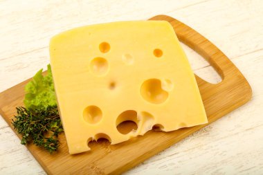Ahşap plaka üzerinde peynir parçası