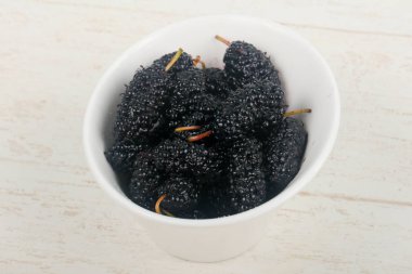 Ahşap arka plan üzerinde siyah dut yığın