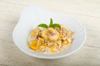 Muz, fındık ve nane ile müsli