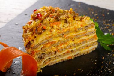 Ahşap arka plan üzerinde karaciğer pan-cake