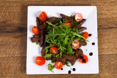 Ruccola ve domates ile sığır eti