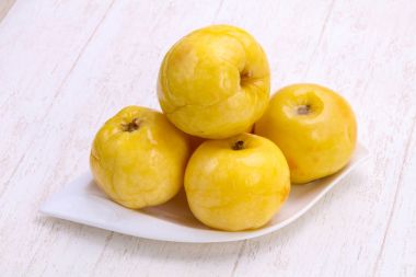 Kabın içinde turşu sarı elma