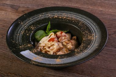 Lezzletli makarna mantar hizmet fesleğen ile