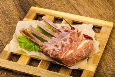 Ham kuzu kaburga ile biber yemek pişirmek için hazır