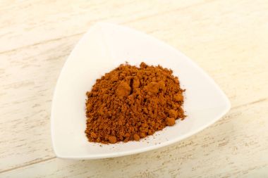 Kase ahşap arka plan üzerinde toz kakao