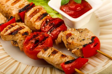 Izgara hindi şiş domates ve biber ile