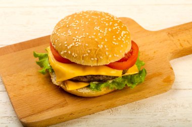 Burger peynir, domates, salata yaprakları ile