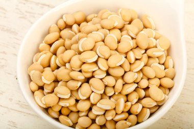 Kase ahşap arka plan üzerinde çiğ beyaz fasulye