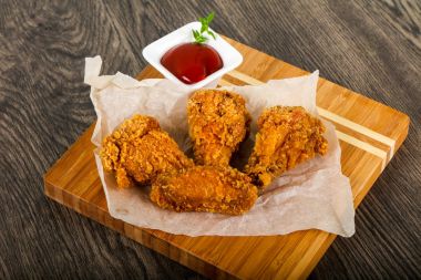 Ketçap ile çıtır tavuk kanatları