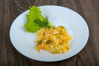 Ahşap arka plan üzerinde pişmiş yumurta