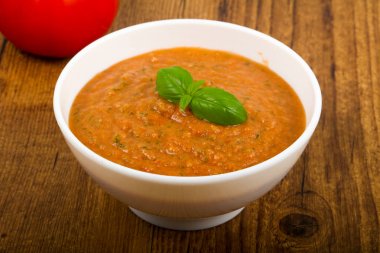 Soğuk domates çorbası Gazpacho ahşap arka plan üzerinde