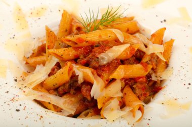 Penne bolognese parmesan peyniri ile