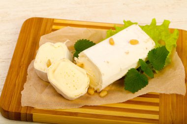 Sedir fıstıklı Brie peynirli rulo