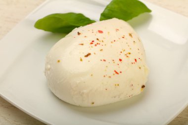 Fesleğenli Mozzarella peyniri beyaz masaya bırakır