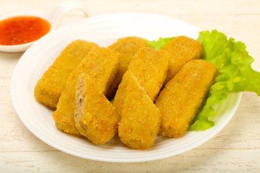 Beyaz tabak içinde Somon Balık köftesi