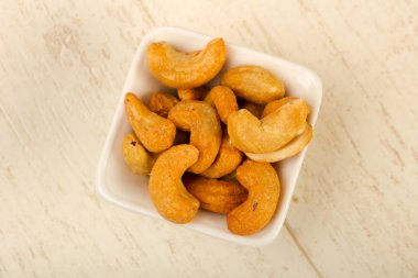 Kaju fıstığı yığın ahşap arka plan üzerinde