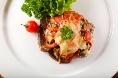 Domuz eti dil salata beyaz tabak içinde pişmiş