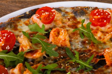 Karides ve roka ile pizza.