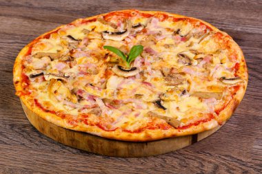 Jambon ve mantar pizza fesleğen hizmet
