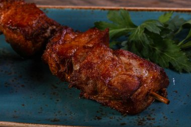 Maydanoz sığır eti şiş sos ile servis