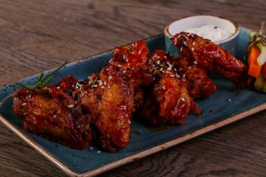 Tavuk kanadı dip sos ile