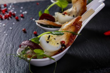 Yılan balığı ve Bıldırcın yumurta ile snack