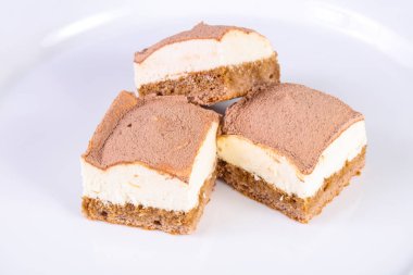 Kremalı tatlı ve taze kek. 
