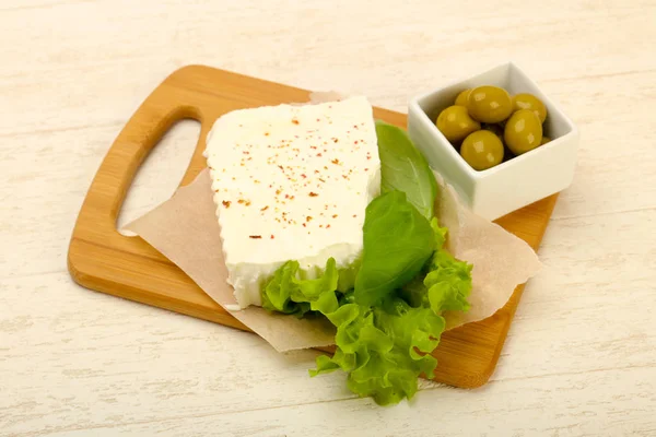 Formaggio Feta Con Olive Fondo Legno — Foto Stock