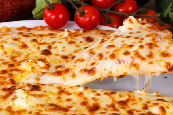 Välsmakande Fyra Ost Pizza Med Grönsaker — Stockfoto