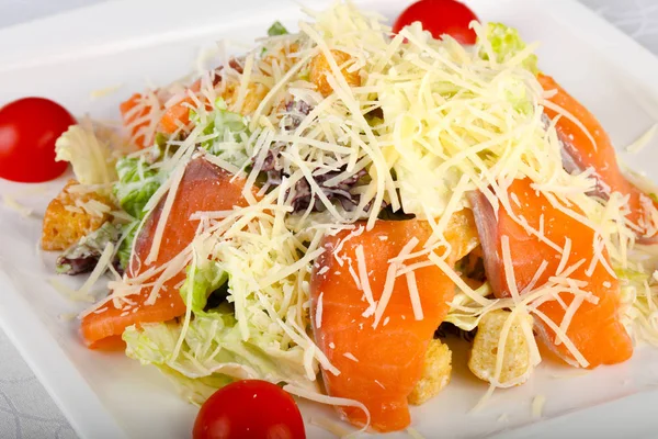 Ensalada Salmón César Con Queso Parmesano — Foto de Stock