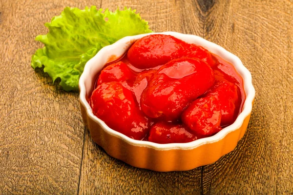 Tomates Pelées Avec Jus Dans Bol — Photo