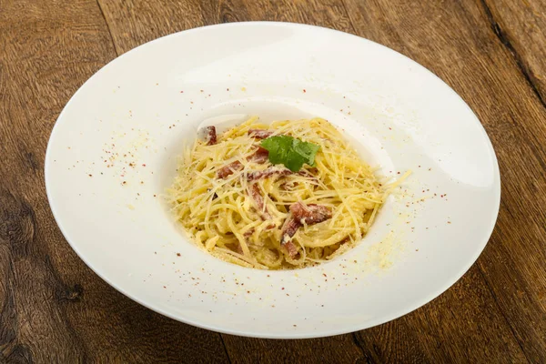 Pasta Carbonara Con Queso Parmesano Con Albahaca — Foto de Stock