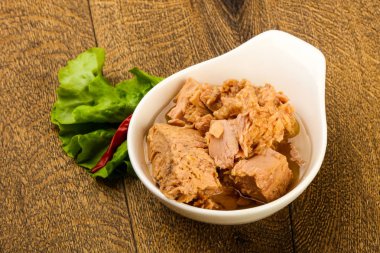 Kavanozda konserve ton balığı pişmeye hazır.