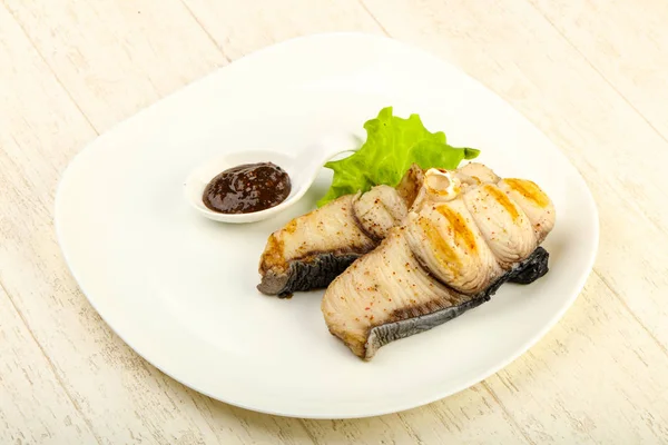 Filete Tiburón Parrilla Con Salsa Pimienta Hojas Ensalada —  Fotos de Stock