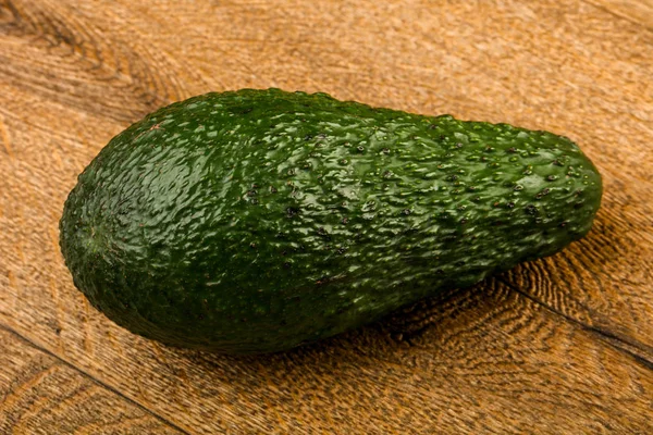 Frische Grüne Reife Avocado Über Dem Hölzernen Hintergrund — Stockfoto