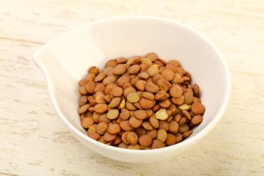 Yemek pişirmek için hazır kapta çiğ mercimek