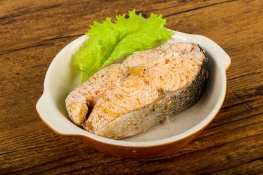 Ahşap arka plan üzerine kekik ile haşlanmış somon