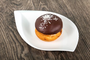 Bouchee kek çikolata üzerine ahşap arka plan ile