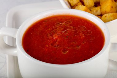 Beyaz masada ekmek Gazpacho çorbası